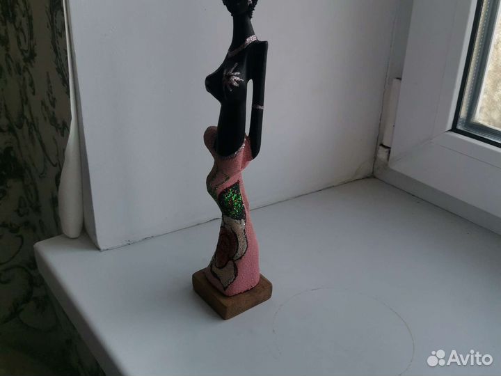 Статуэтка из дерева