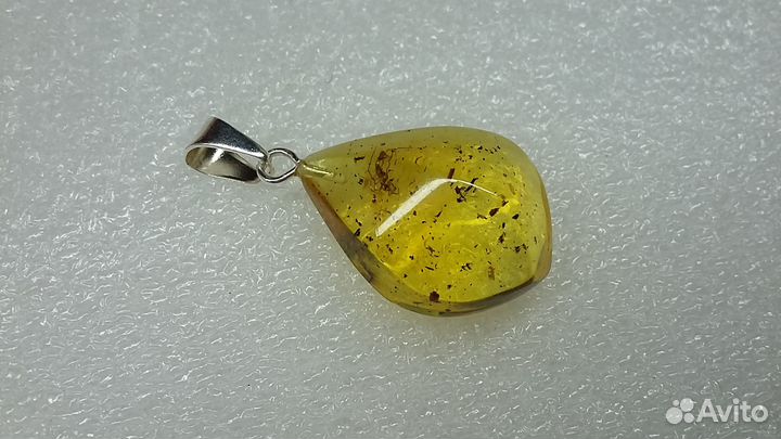 Натуральный янтарь с инклюзами паук,комары,мошки