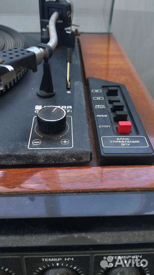 Проигрыватель виниловых пластинок с колонками