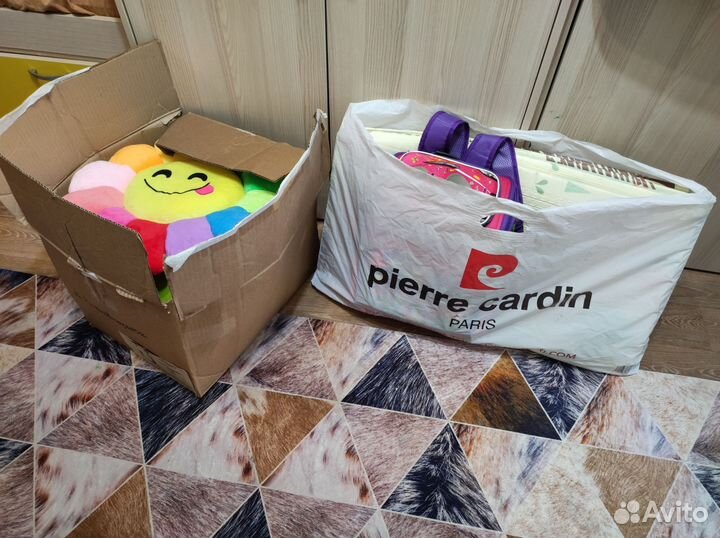 Огромная коробка игрушка и одежды
