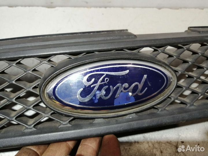 Решетка радиатора дефект Форд Фиеста 5 дорест