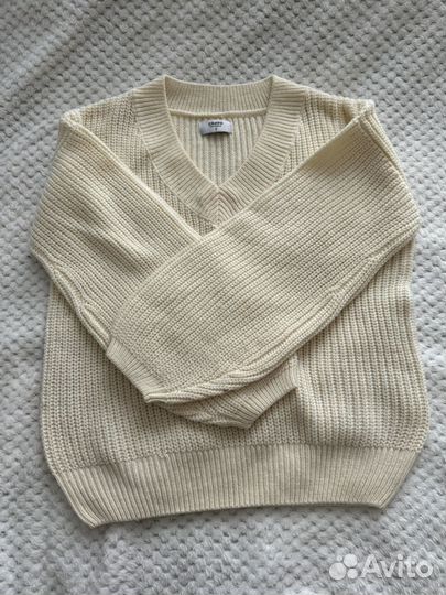 Вязаный свитер женский