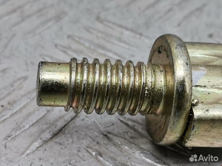 Крюк буксировочный Ford Focus рест. 2002