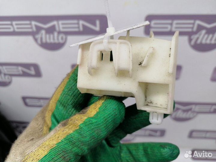 Кронштейн бампера задний правый Toyota Vitz NSP130