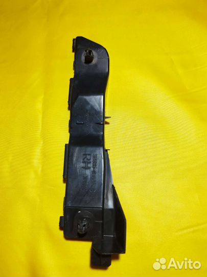 Правое крепление бампера Toyota Avensis T250
