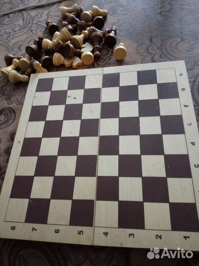 Шахматная доска с фигурами