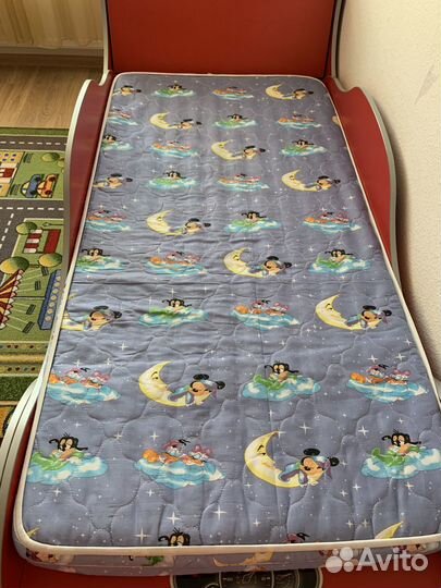 Детская кровать машинка с матрасом и колёсами