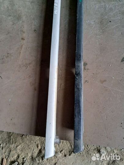 Молдинг стекла передний правый на Volkswagen Touar