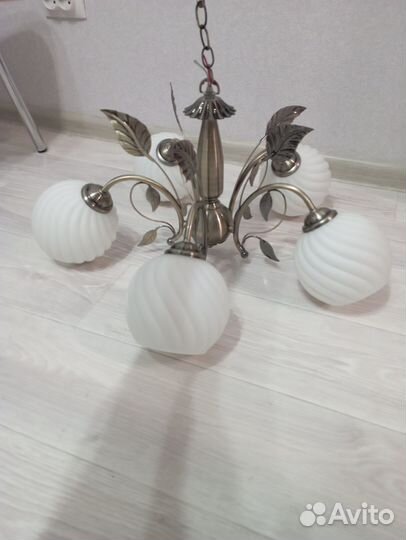 Продам люстру