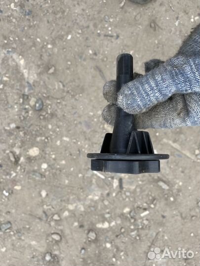 Болт запасного колеса Рено Логан 2