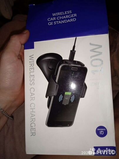 Автомобильный держатель с функцией беспроводной за