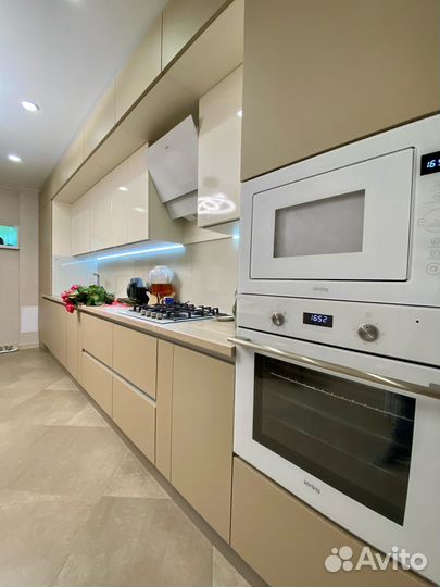 Кухня на заказ с доводчиками в Омске