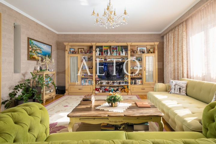 5-к. квартира, 150 м², 4/4 эт.