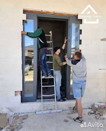 Дверь входная в коттедж со стеклом