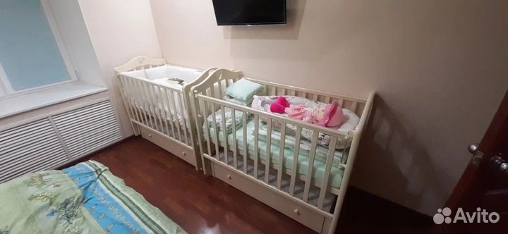 Детская кроватка с маятником