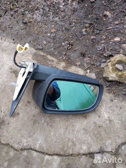 Боковое зеркало