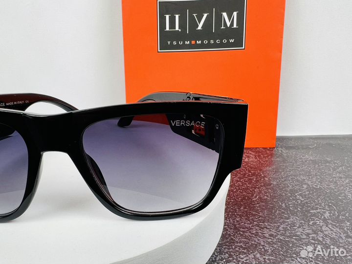 Солнцезащитные очки Versace