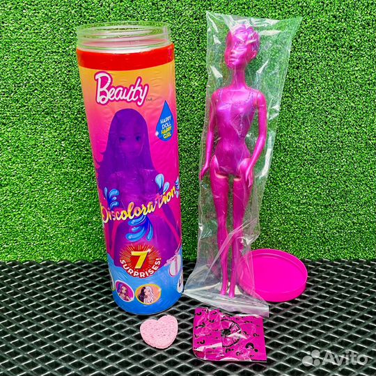 Кукла Барби меняет цвет в воде
