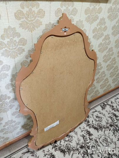 Зеркало настенное с декоративной рамкой