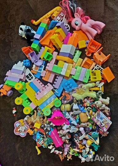 Корзина с игрушками