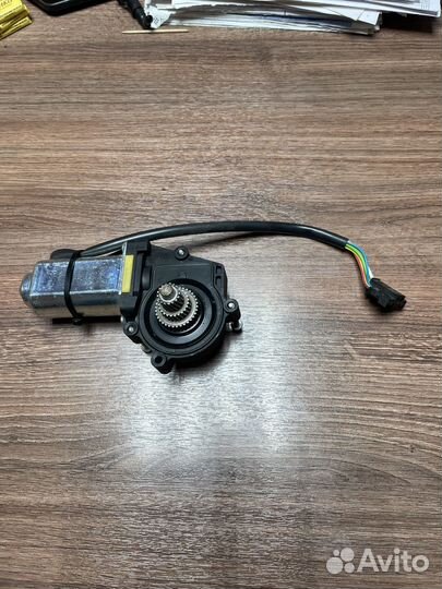 Моторчик задней левой шторки двери Mercedes W221