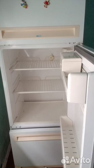 Холодильник трехкамерный Stinol