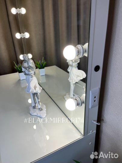 Макияжный столик с зеркалом и подсветкой