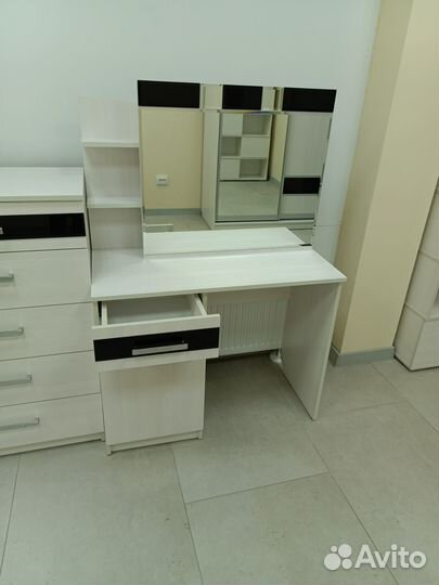 Туалетный столик с зеркалом