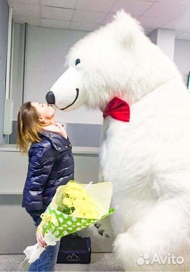 Белый мишка Умка поздравляет