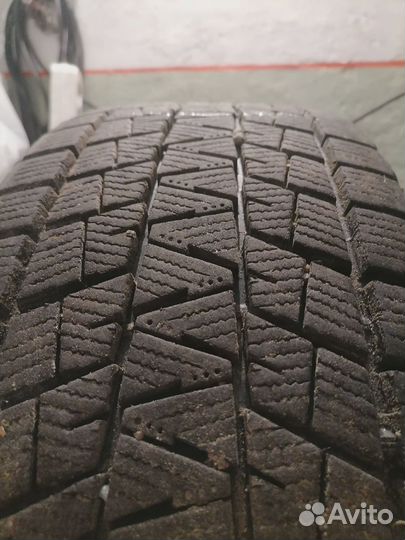 Bridgestone Blizzak DM-V1 215/60 R17