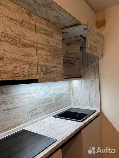 Белый прямой кухонный гарнитур в потолок