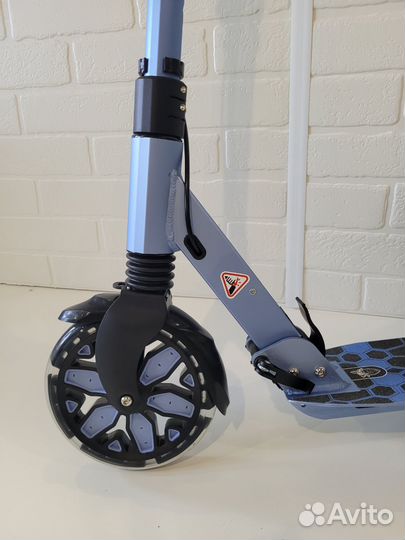 Городской самокат с ручным дисковым тормозом