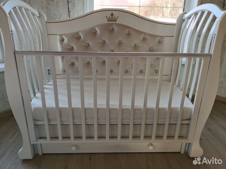 Детская кроватка с маятником и ящиком