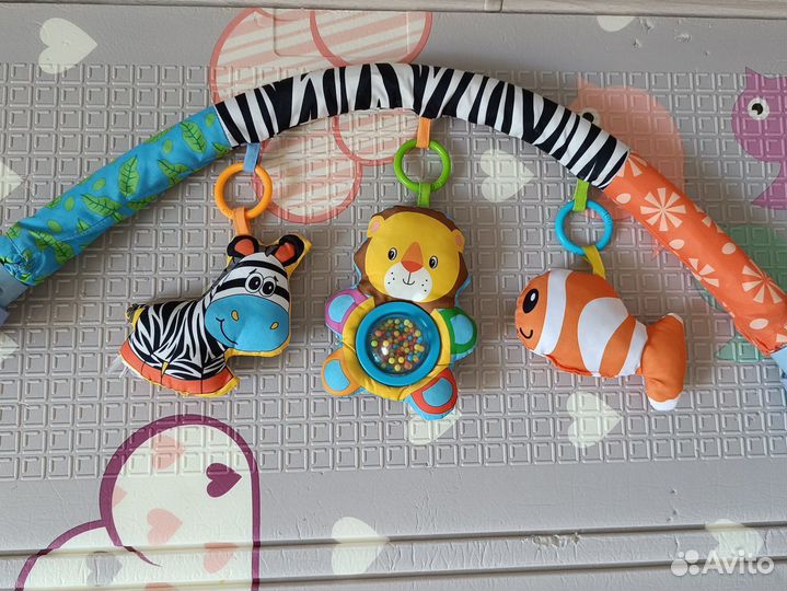 Дуга с игрушками на коляску