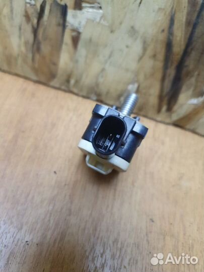 Датчик удара двери Volkswagen Touareg 7P casa 2011