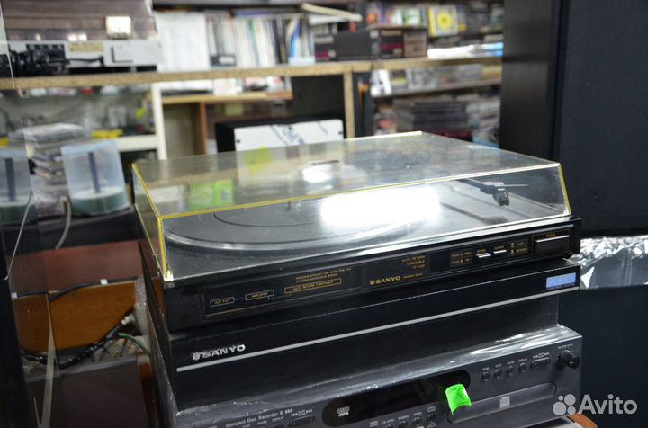 Проигрыватель винила Sanyo TP 6100 на подиуме