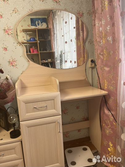 Трюмо с зеркалом