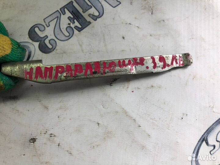 Направляющая двери Toyota noah задней левой