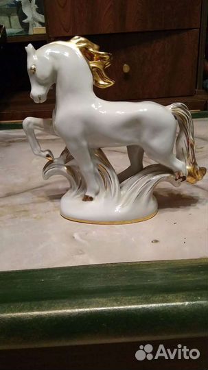 Статуэтка конь фарфор