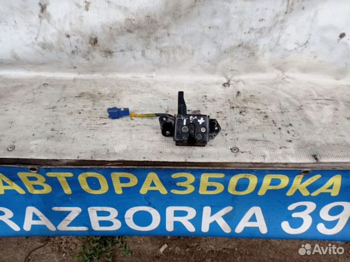 Замок багажника 4дв хэтчбек 2008г.Toyota Yaris 2