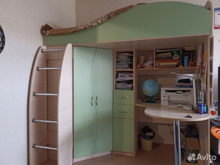 Детская кровать чердак со столом и шкафом+матрас