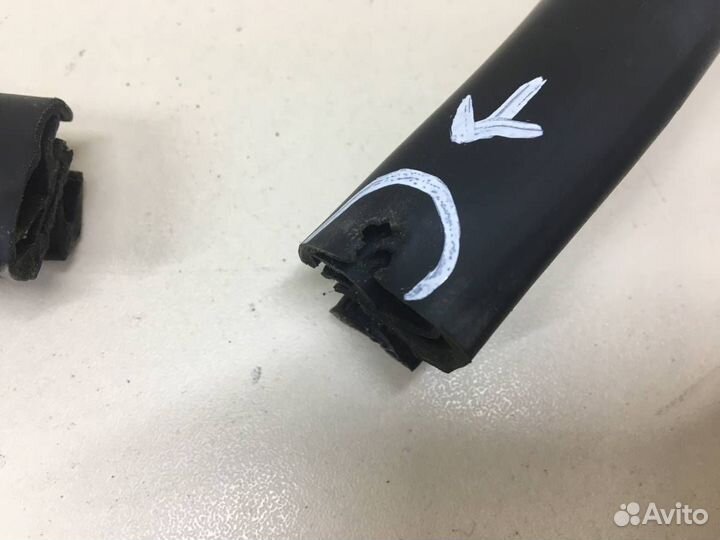 Уплотнитель проема двери задней левой Lexus RX 350