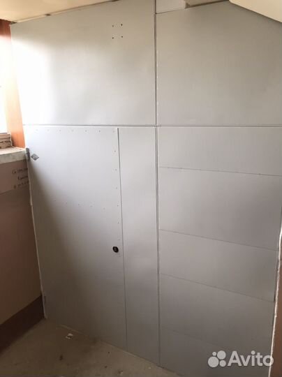 Межэтажная дверь и стеллаж