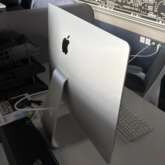 iMac 21.5” (2017) i5 / 8GB / HHD 1 TB