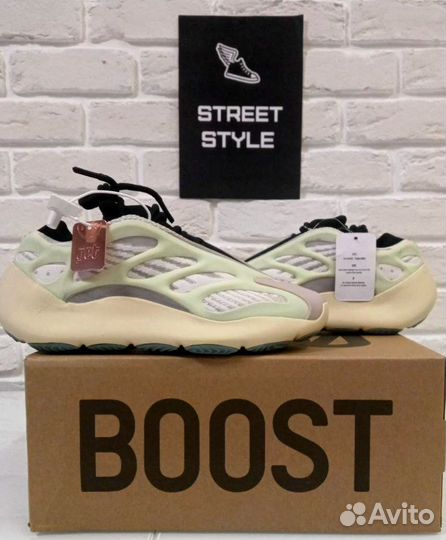 Женские кроссовки Adidas Yeezy Boost 700 v3