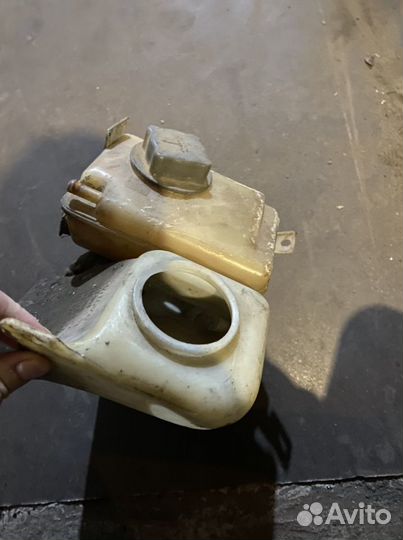 Бачок омывателя и расширительный volvo 440