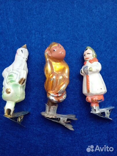 На прищепке ёлочные игрушки