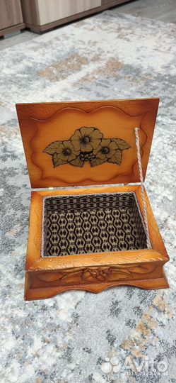 Деревянная шкатулка