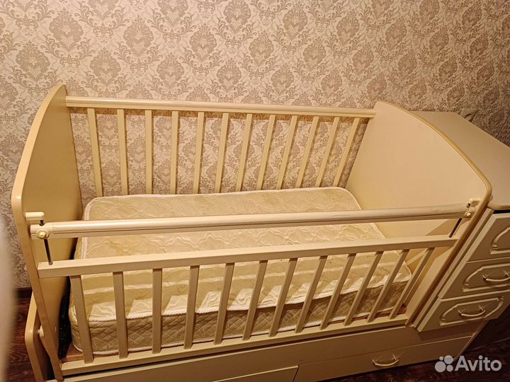 Детская кровать и шкаф