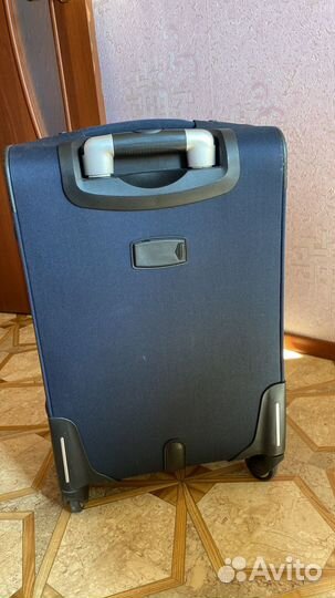 Чемодан на колесах дорожный